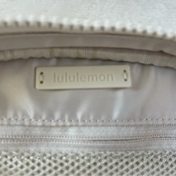 Lululemon Oval Top Access Kit Vol 3.5 L in White Opal - Picture 7 of 14